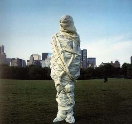christo-wrapped-by-annie-leibovitz-1